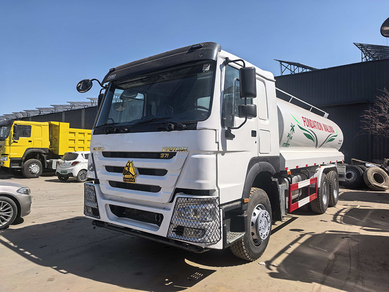 Camion arroseur HOWO 6×4 de 20 mètres cubes