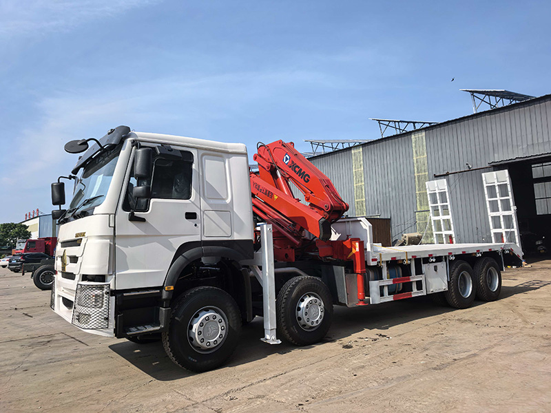 Camion plateau à grue à bras pliant HOWO 8×4