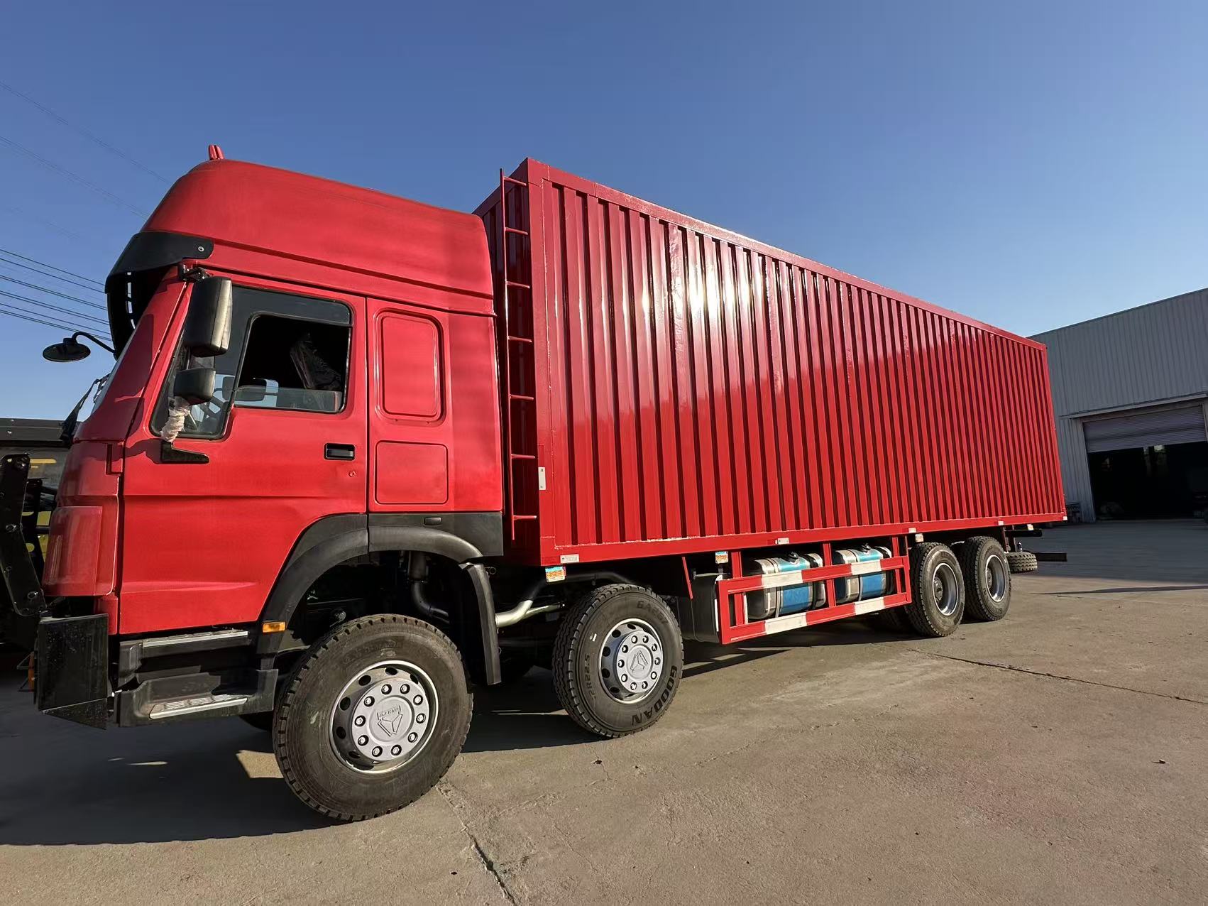 Camion de type 8×4 avec cabine et charge utile de 371 chevaux de Sinotruk