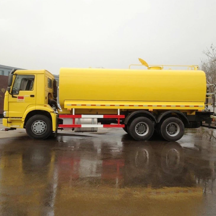 Camion-citerne à eau de 25 000 litres (soit 5 000 gallons)
