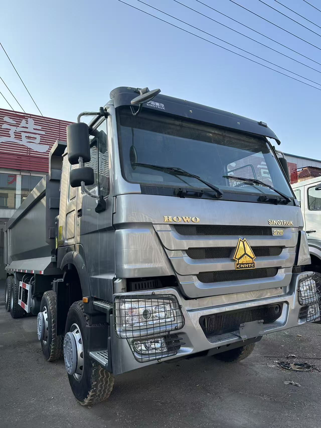 Camion lourd à benne basculante
